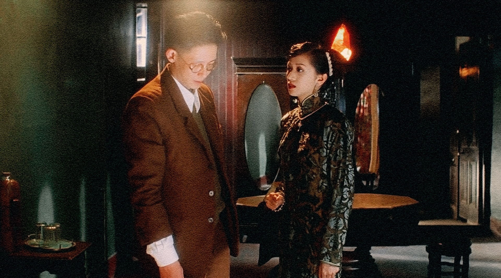 有些傻话，不但是要背着人说，还得背着自己。让自己听见了也怪难为情的。譬如说，我爱