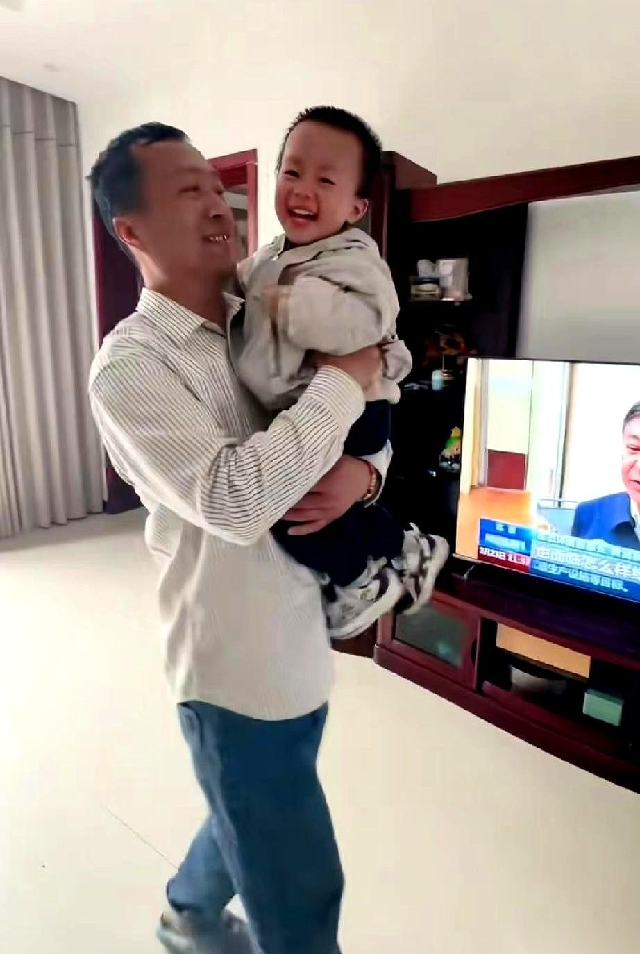 天都黑透了，老爹还守在门口，等着开门。
老太太呢，还在灯下吭哧吭哧地给孙子洗着那