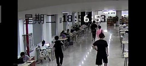 如何看待杨景媛自称在图书馆被性骚扰的同时在嫌疑人对面近距离脱衣服这个行为?
她说