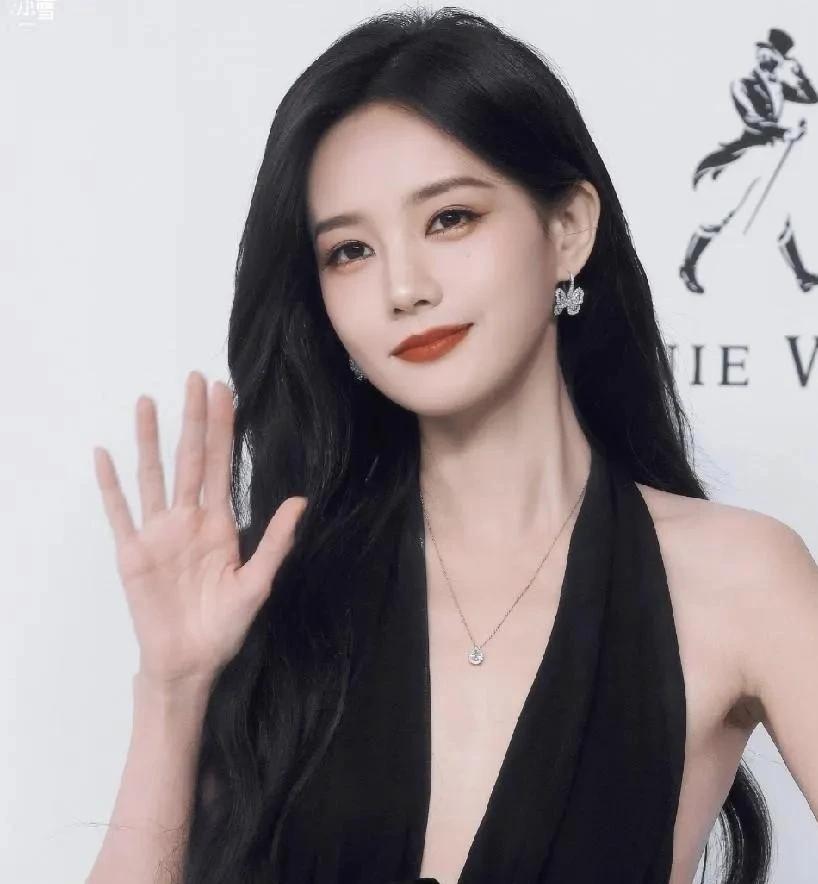 现在搜“李一桐”，排在前面的账号已经不是她本人。

新剧要宣传，她把微博昵称换成
