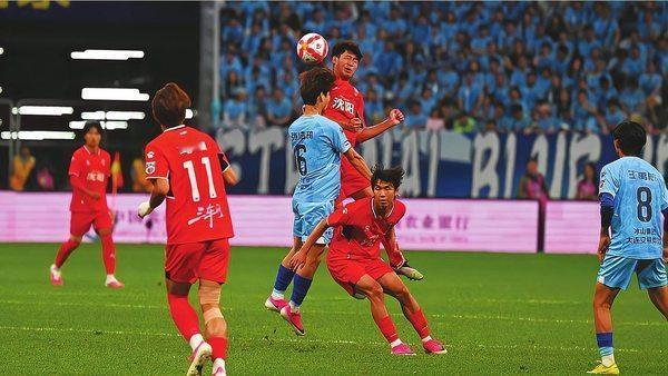 孙楠娄艺潇等众多明星助阵东北超6月20日，孙楠、娄艺潇等大连籍明星在大连梭鱼湾足