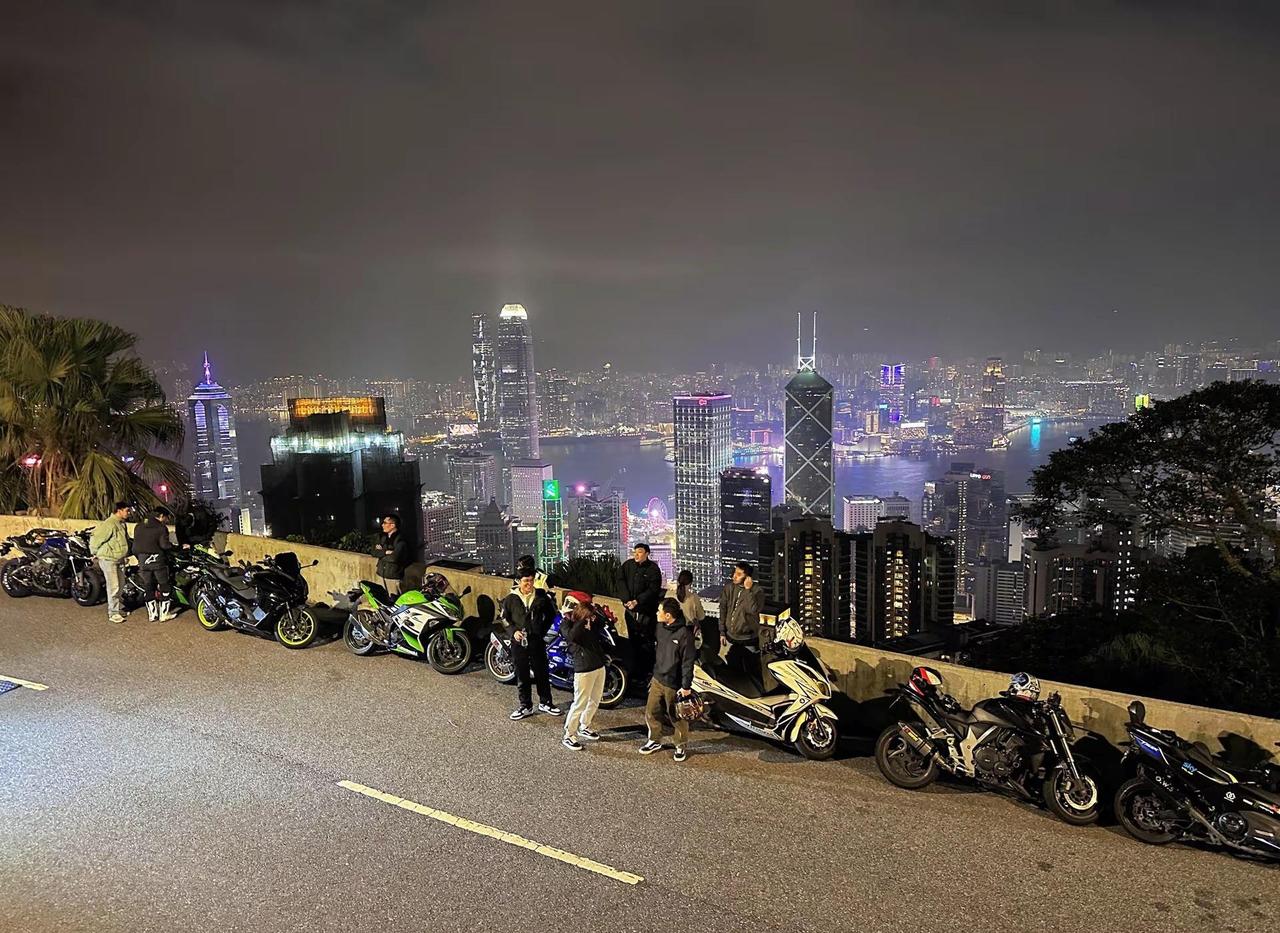 平安节。骑车平平安安夜景 城市夜景街拍 深夜的街道 凌晨的街道