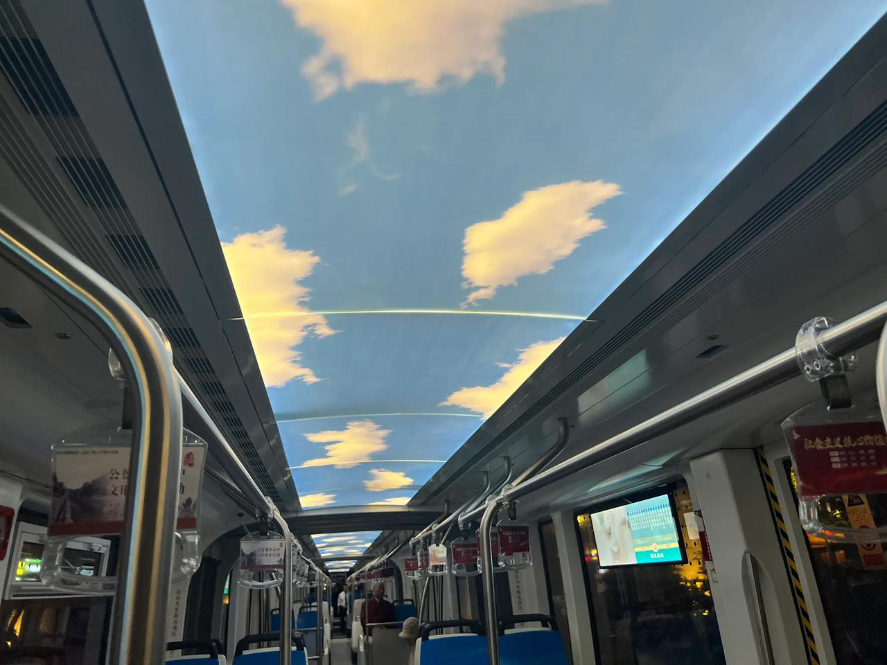 你们猜第一幅图这是哪里？蓝天白云心旷神怡的感觉。

其实这是SRT车内，国庆期间