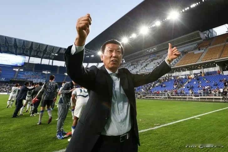 静待佳音，崔康熙放开手脚干吧！山东泰山开始招商，将迎来新的金主。
  媒体人尹波