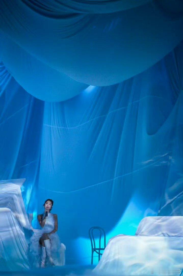 陈凯琳吃了普通话的亏乘风2026被雨爱舞台唱破防，陈凯琳声线温柔，就是普通话不太