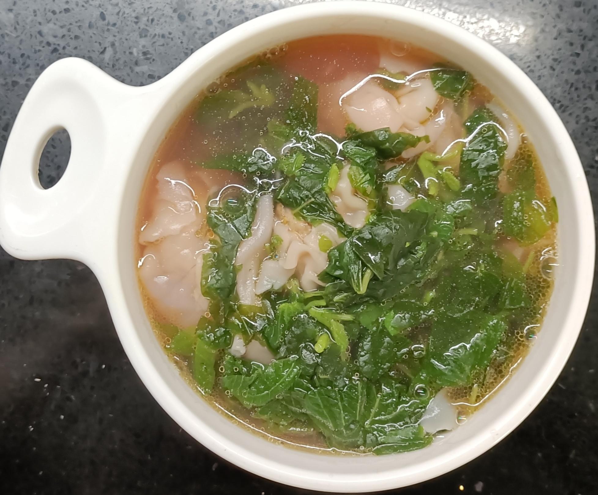 #糖糖的饭饭##科学育儿营养护航# 昨天午餐：紫苋菜猪肉鲜虾蘑菇馅馄饨；晚餐：红