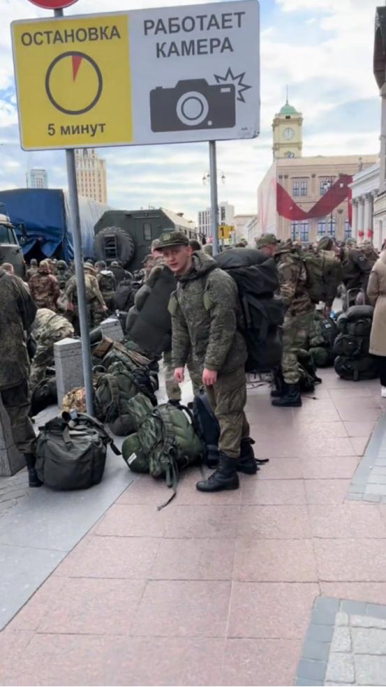 俄罗斯怕是真打不动了！兵源枯竭到什么地步？征兵广告贴满地铁站，去当兵就给520万