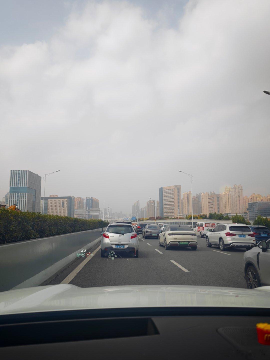 明天中秋 今天这会儿都开始堵上了 这几天武汉都是灰蒙蒙的 还是南方的天气好  ​