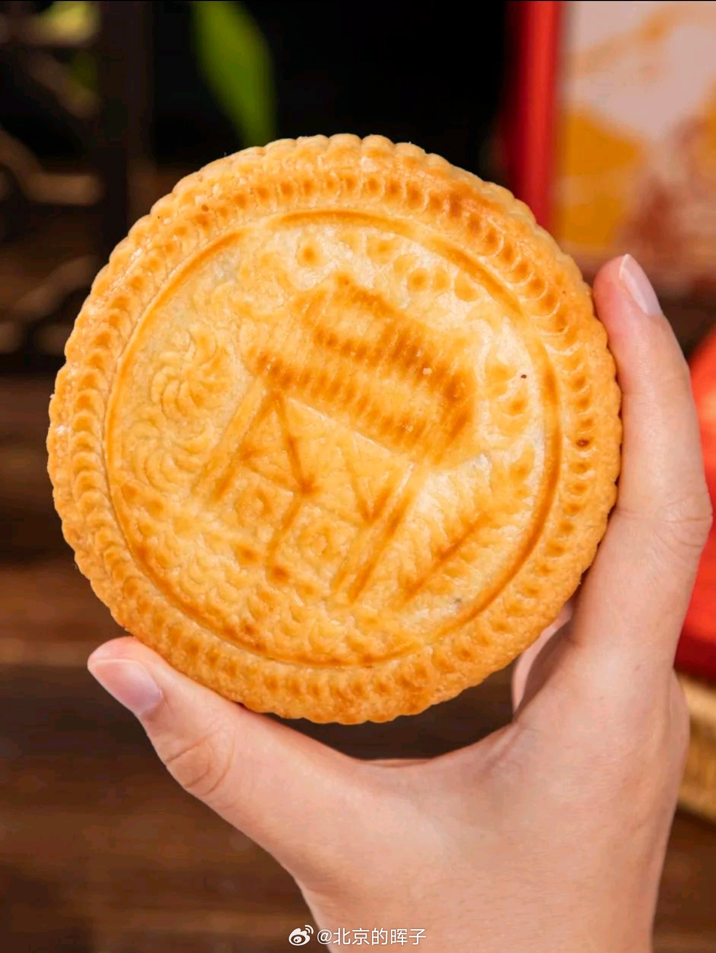 月饼回归吃食这种季节限定的食品，高糖高油很不健康，吃的人不多，又几乎所有商户都在