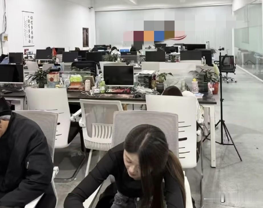 公司现在产品经理是靠着研发副总嫡系的关系做到现在这个位置的，所以很多人对他虽然看