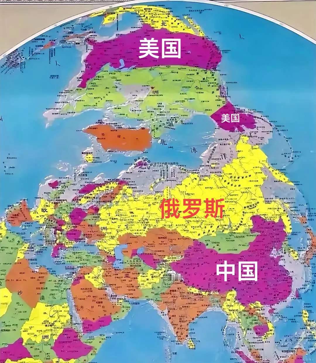 美国与中国之间隔着一个俄罗斯。
只有看竖版地图才能发现，其实中美两国的“缓冲地带