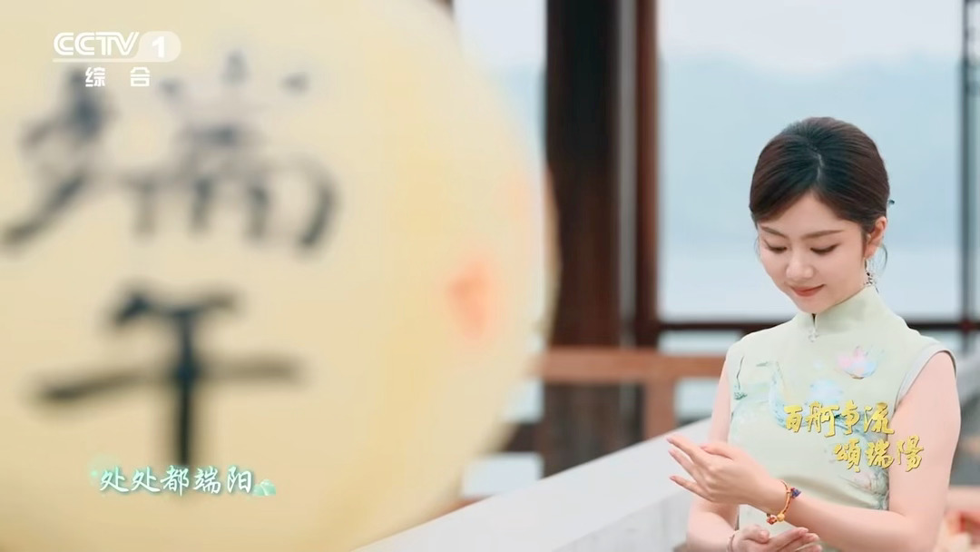谭松韵端午晒旗袍照端午晚会谭松韵一身清雅旗袍搭配油纸伞尽显温婉气韵，菖蒲刺绣暗藏
