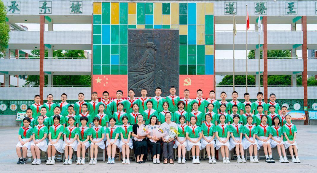 【组图|六载耕耘守童心 眉山这所小学师生共藏独家成长记忆】盛夏六月，毕业的钟声如