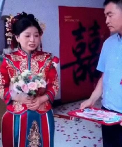 泪目！河南，一名女子结婚，但因为父母已经离世，所以送女子出嫁的责任就放到了哥哥的