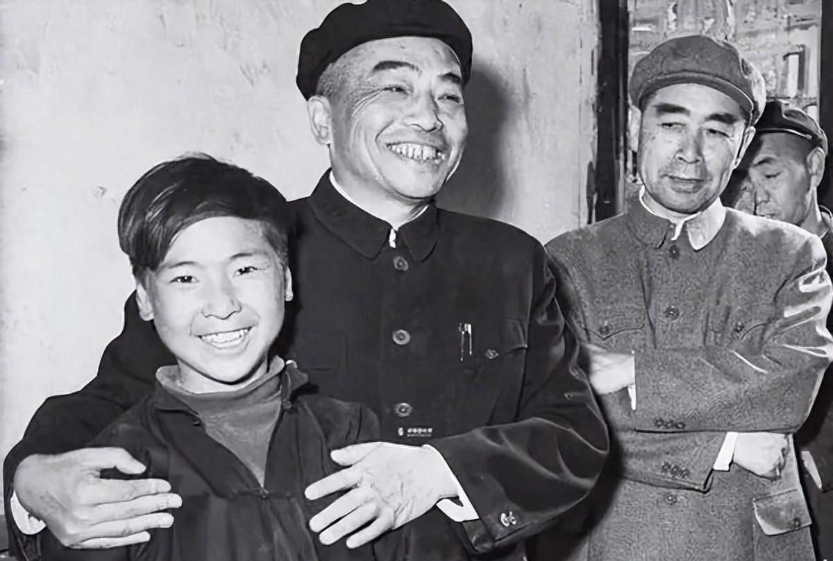 1961年彭启超探望彭德怀时曾拔枪质问：你还记得我们之间的君子协定吗？
1938