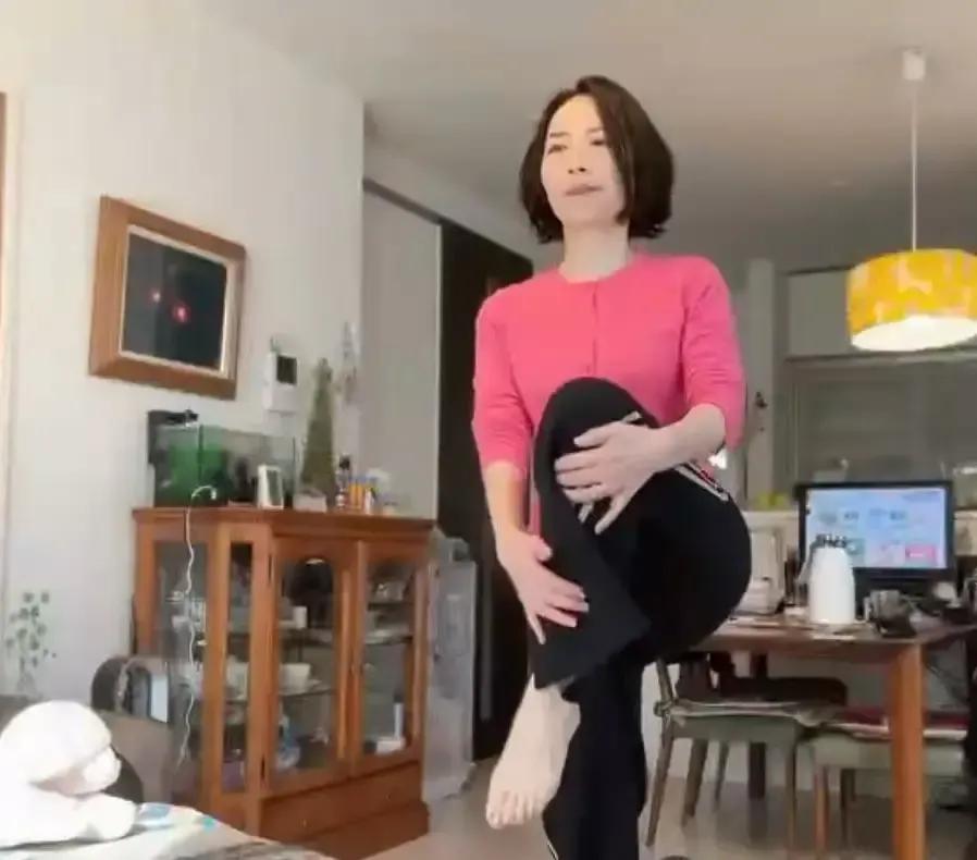 好学海洋vFg拍校园随手视频，顺口提醒老师别踩空台阶，老师回一句平时就带学生练脚