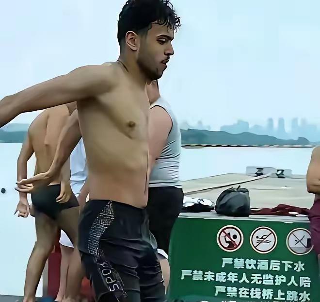 印度游客无视中方警告，在武汉东湖赤条条戏水，路过行人非常尴尬！
​7月19日，几