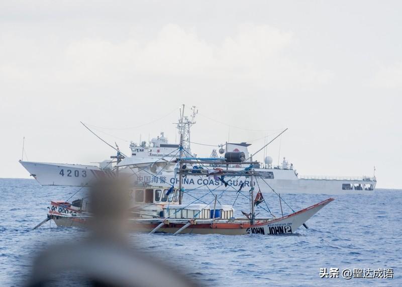 中菲主权争端主要聚焦南海海域，黄岩岛、仁爱礁等岛礁是博弈焦点。这片海域资源丰富、