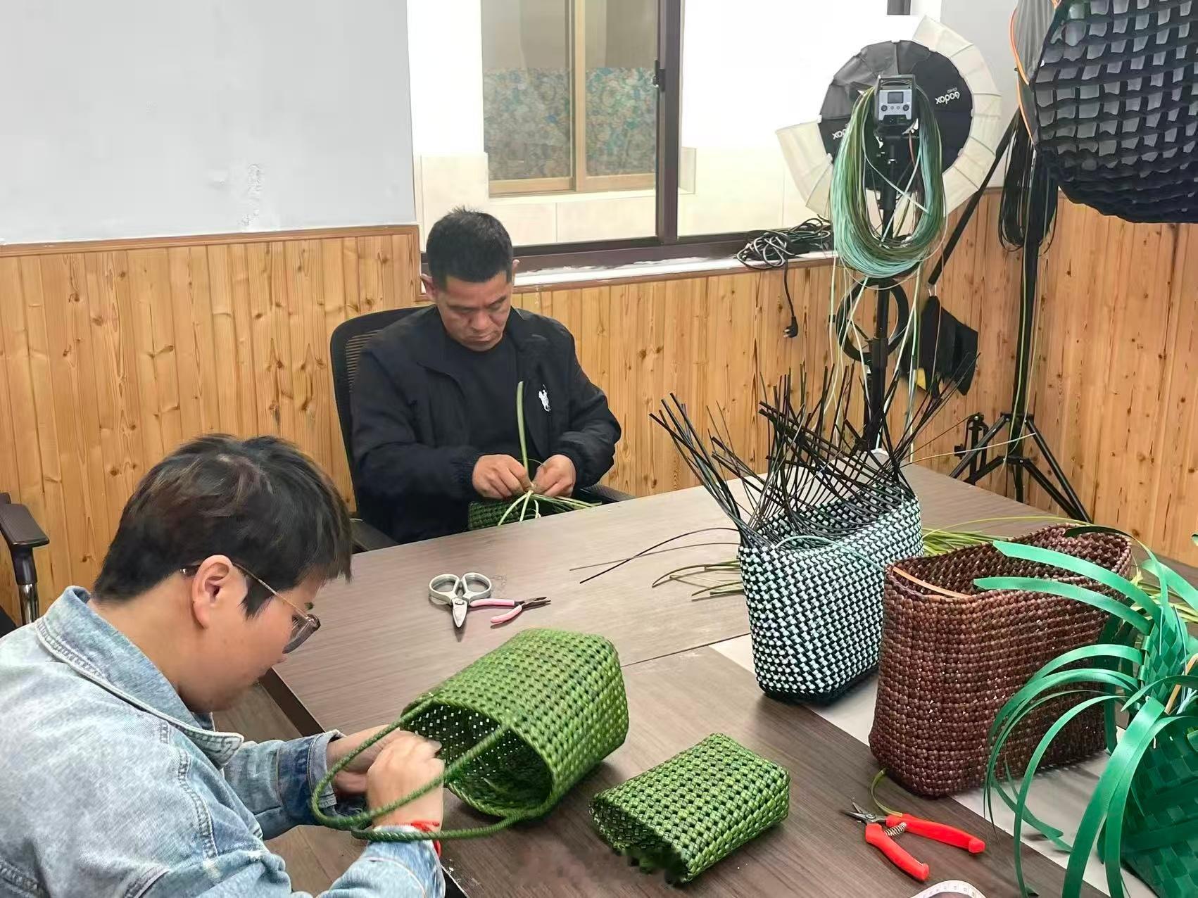 宁波青瓷助残共富窗点亮匠心增收路 近日，慈溪桥头镇联合上林湖越窑博物馆开设甬悦“