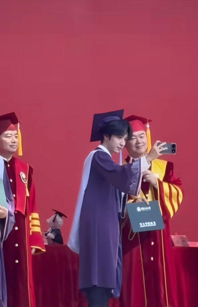 人群中的贺峻霖帅得好突出 他站在同学中间拍照的样子，就是普通又好看的毕业生。脸小