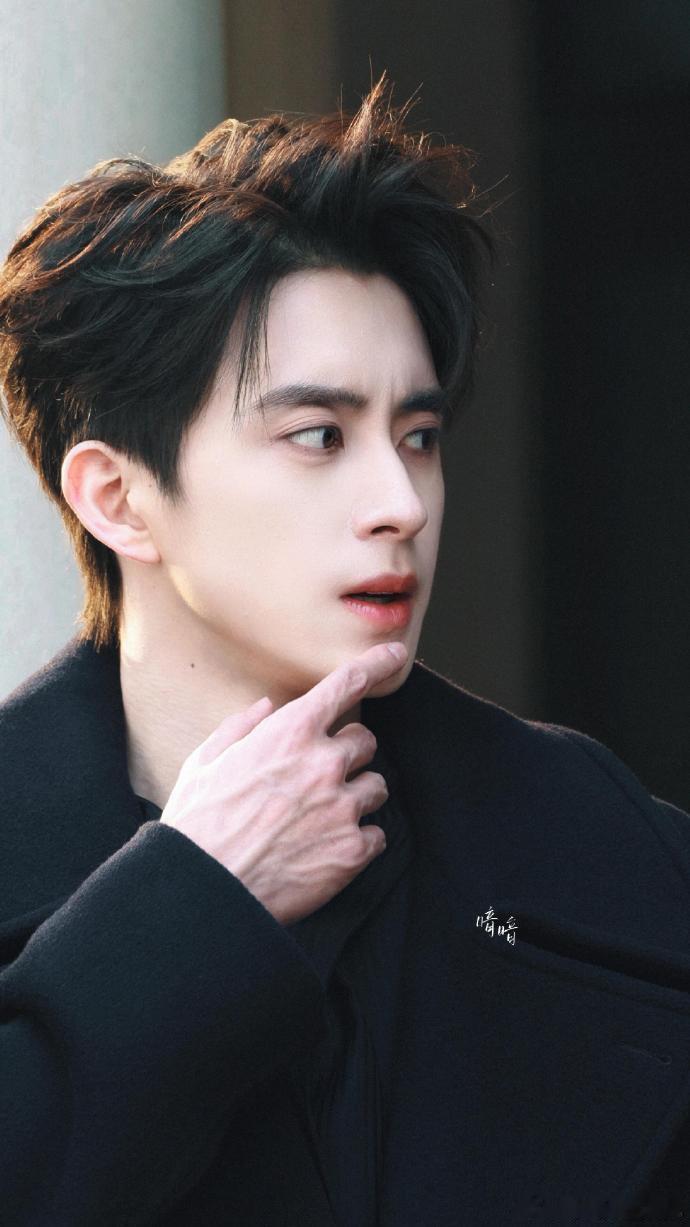 敖瑞鹏血管分明的手敖瑞鹏无名指戴戒指的手我细品 敖瑞鹏无名指戴戒指的手我细品，谁