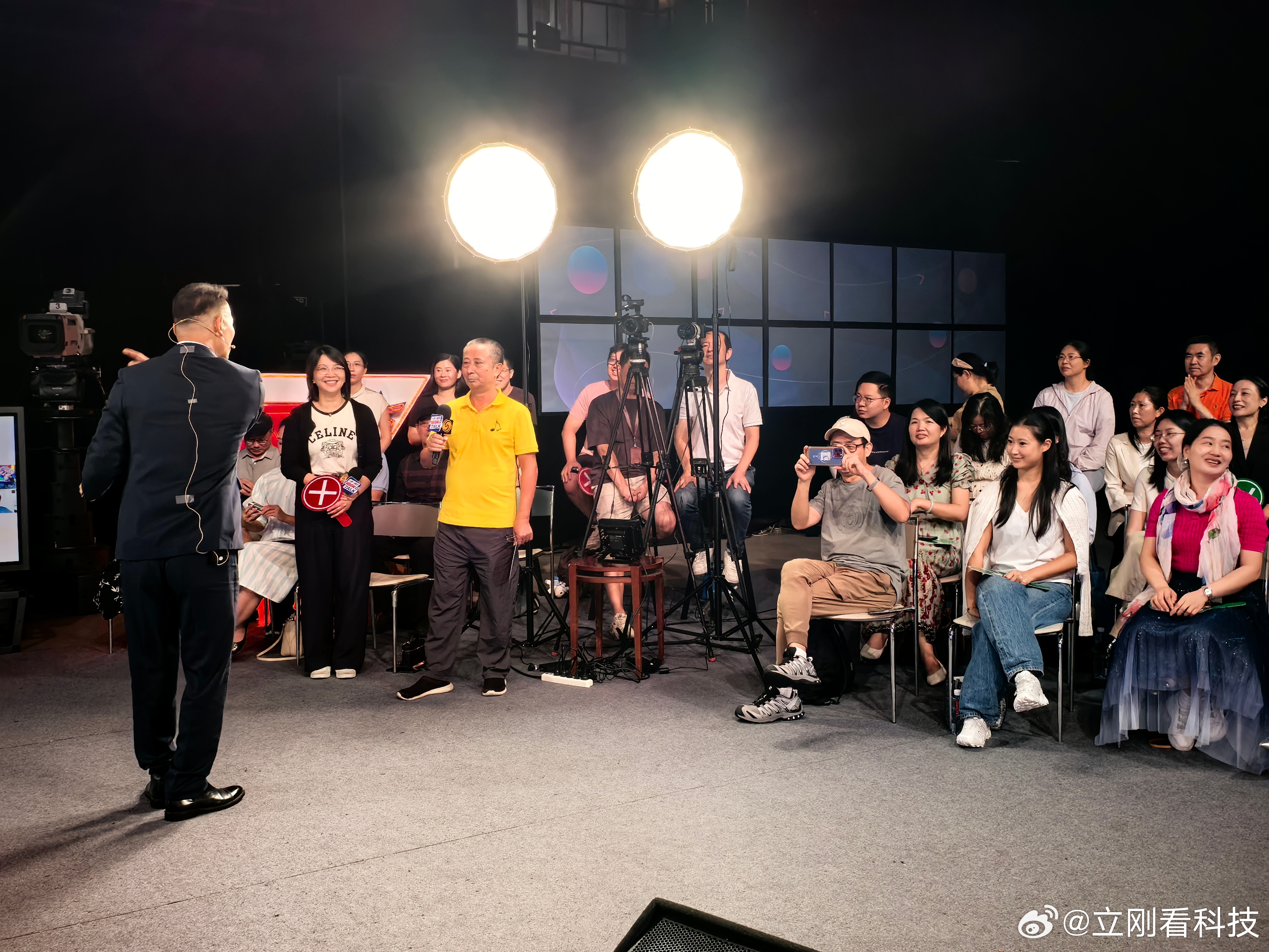 做早饭时想 【为什么英语不是高级的语言？】我们讨论减少英语在中小学学习中的权重，