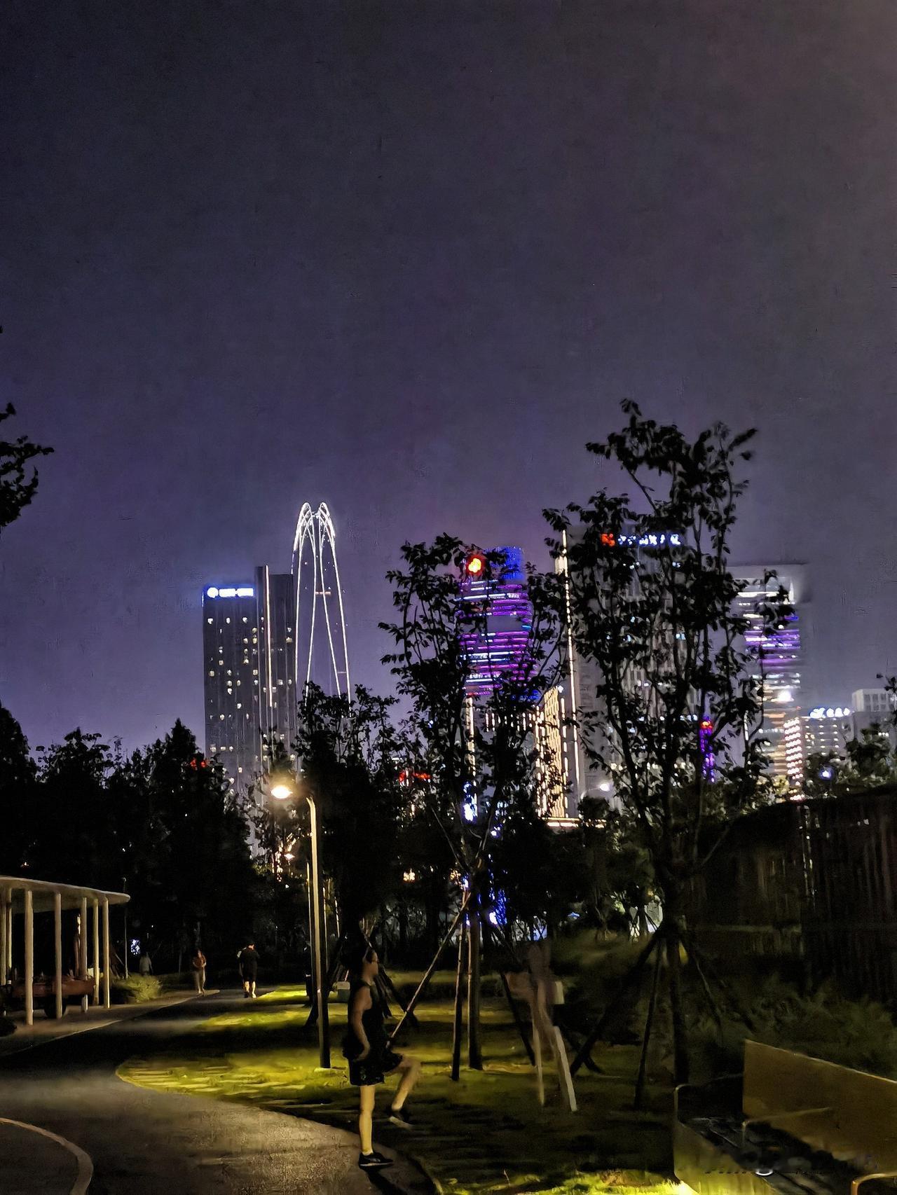 台风过后，世界一下子就清凉了

“白海豚”台风过境后，喧嚣褪去，尽管还有绵绵细雨