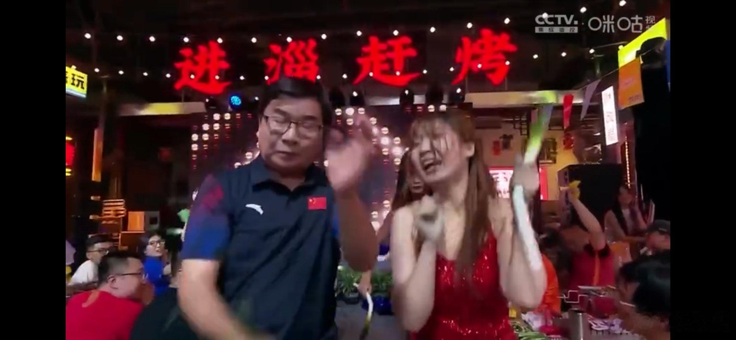 #韩乔生六旬老汉甩葱舞#一直都很喜欢韩老师，他的解说总是风趣幽默让人很容易抓住重