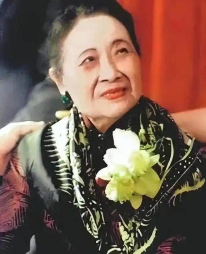 宋美龄106岁去世，贴身厨子回家后不久自尽，事后妻子含泪透露缘由：是上面逼的！