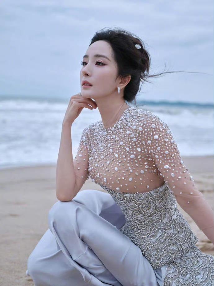 杨幂 杨幂海边写真轮时尚，还得看我幂姐，分享一组杨幂边写真。杨幂生图身材 杨幂潮