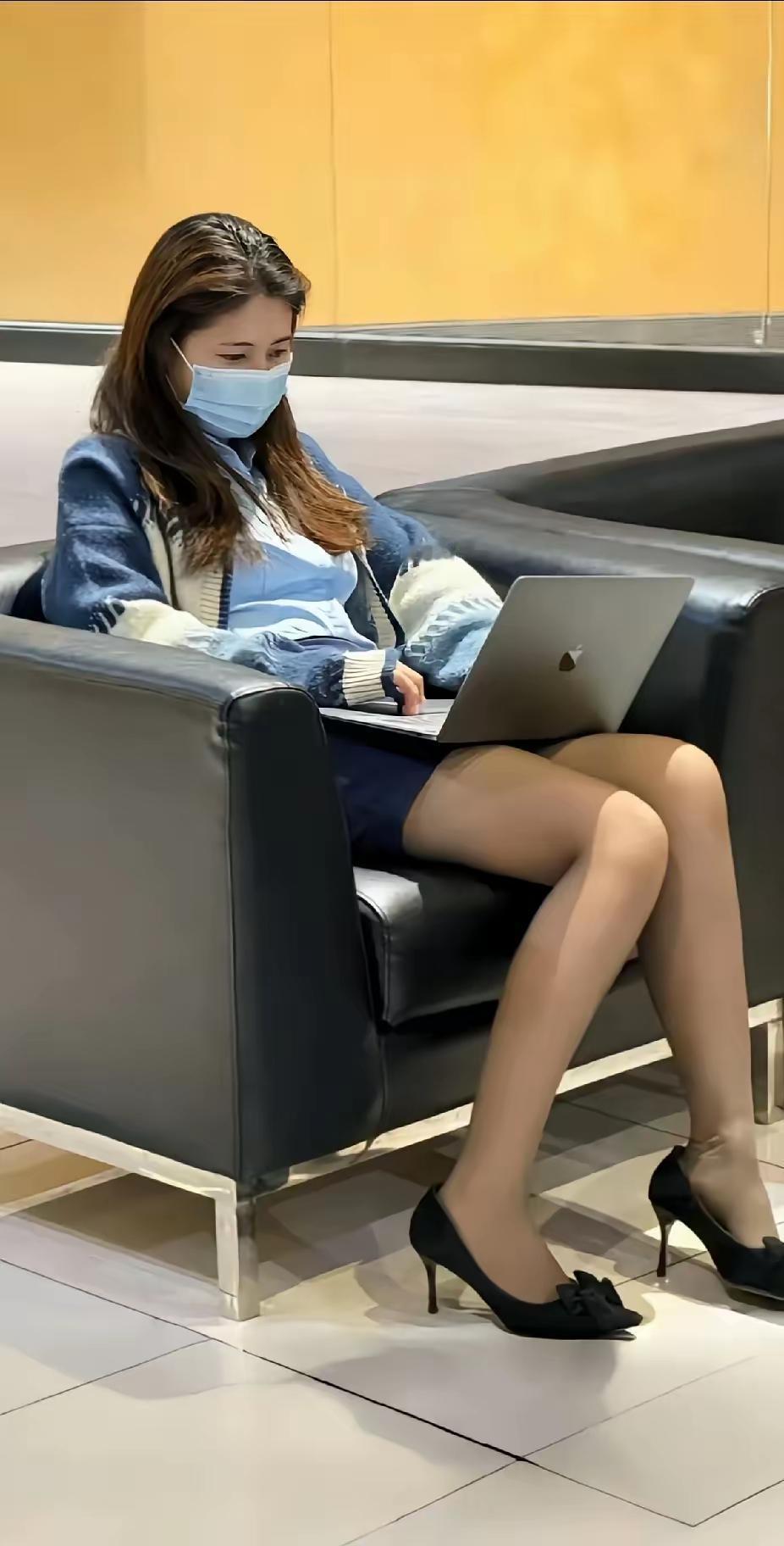 优雅办公，时尚穿搭，享受科技带来的便捷！💻👠👩‍💼