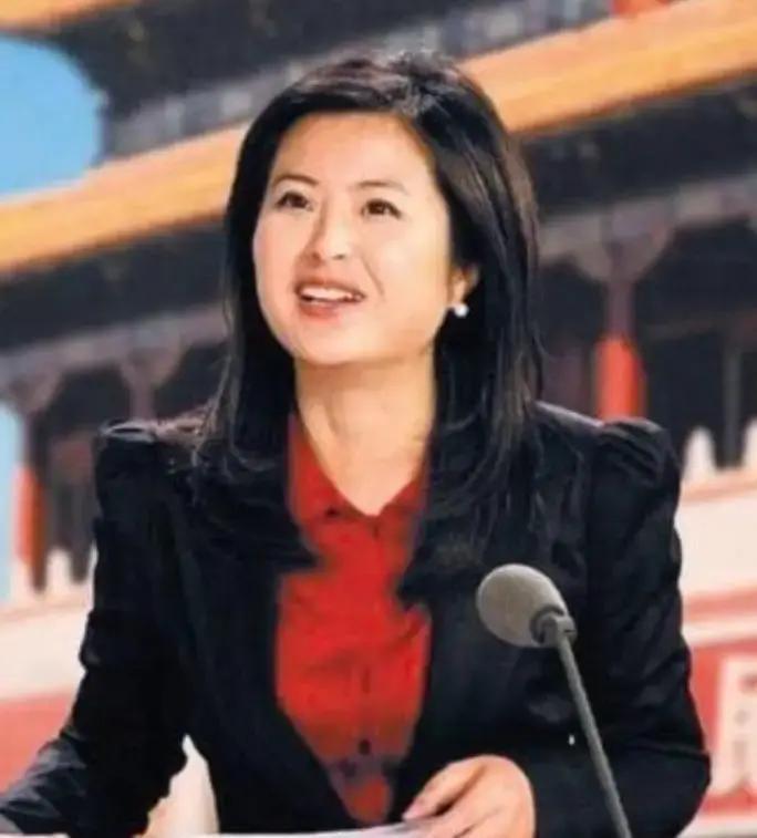 [微风]42岁的央视主持人张泉灵辞去工作后，趁着60岁的丈夫不注意，带着存款14