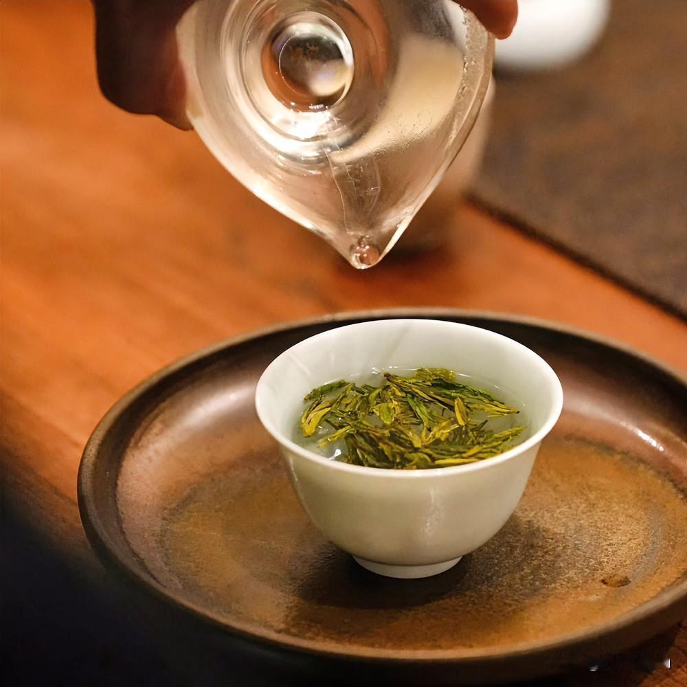 《茶味初成·五古体》
沸水碧瓯翻，新芽怯浪旋。
初尝味犹苦，静待意方绵。
世人逐