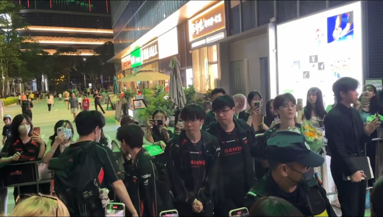 JDG选手跟粉丝告别，现场都在喊加油。多些鼓励总会赢。嗯。Tabe回应JDG开局
