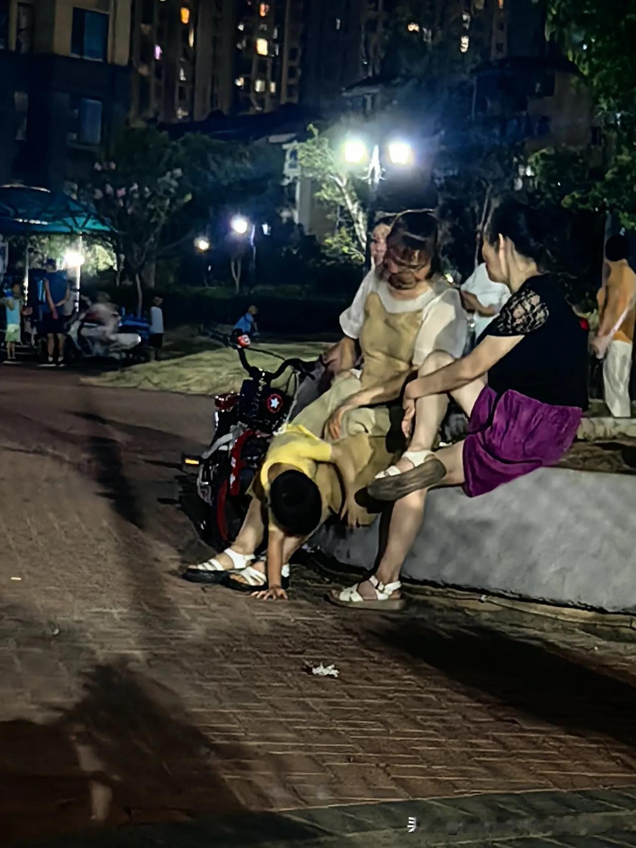 条件优渥的家庭爷爷奶奶大多不会带孙子，他们只需要给足钱财，儿子儿媳妇都会对他们表