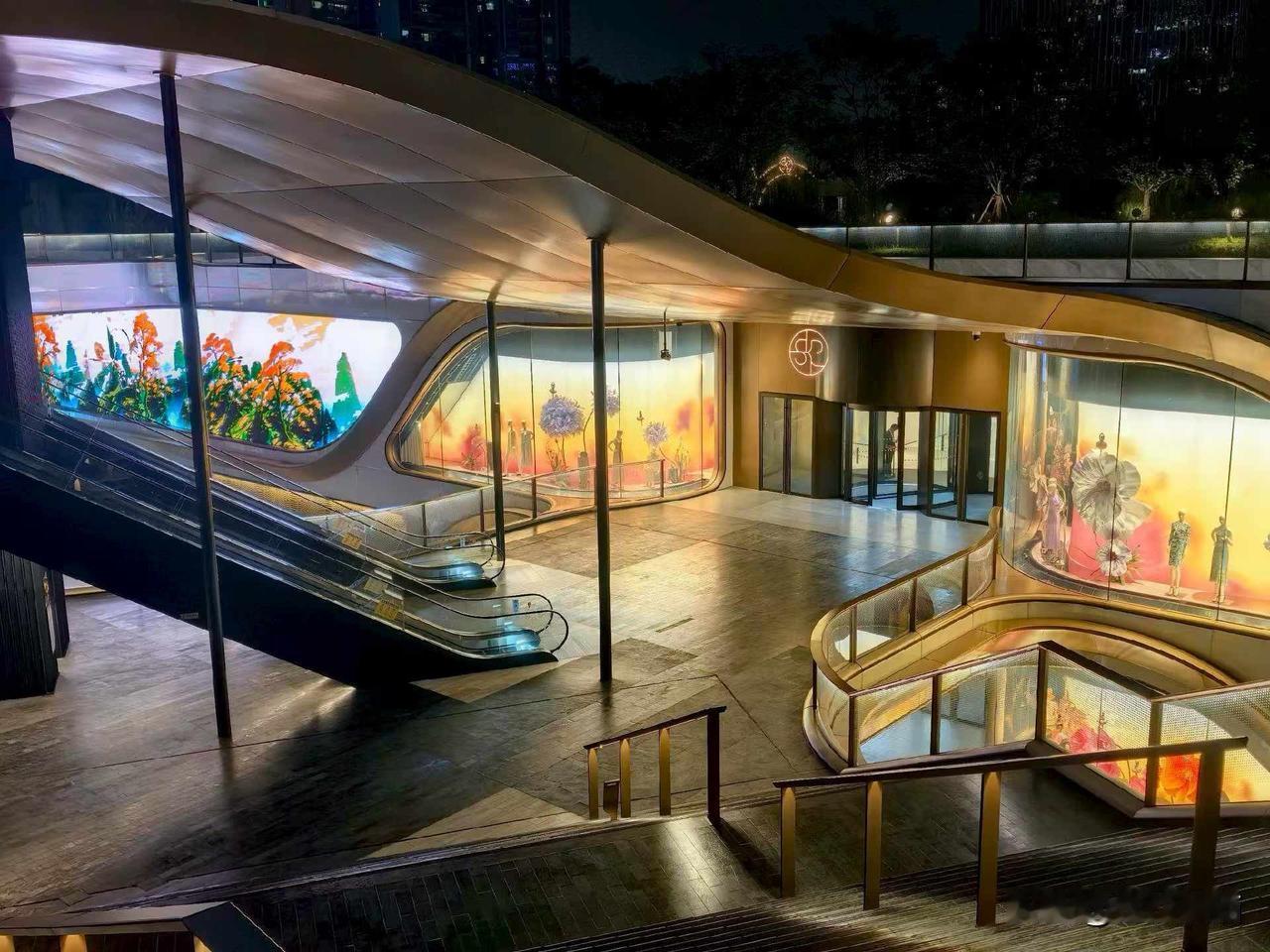 今年成都迷人夜景的爆款：烫金地段的成都SKP。
图文原创：雾中花
夏日生活打卡季