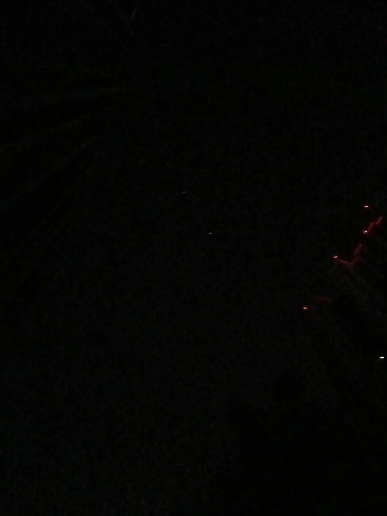 繁星点点，新月如眉。
