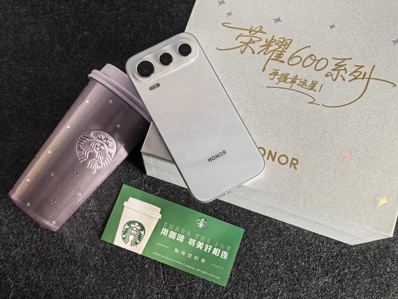 收到了荣耀600系列的邀请函，里面有幸运星咖啡杯，荣耀600投影激光笔和一张星巴