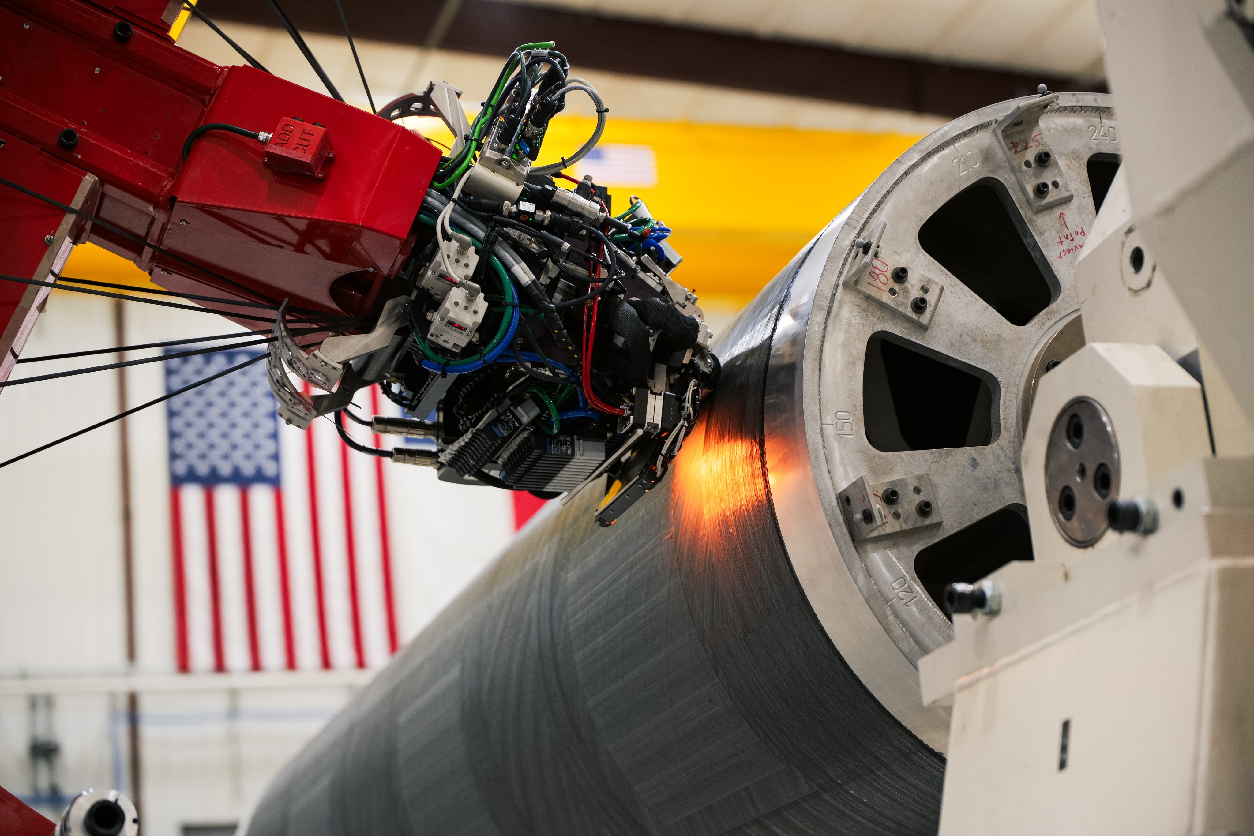 【Firefly Aerospace展示Elytra航天器自动化碳纤维铺放设备生