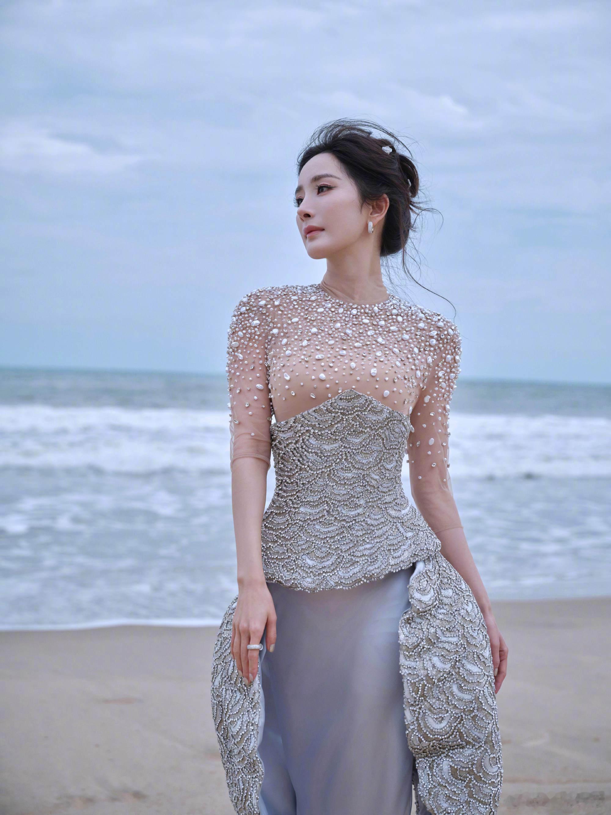 杨幂ELLE风尚大典造型杨幂ELLE风尚大典造型大片出炉！海把它的珍藏，都绣在了