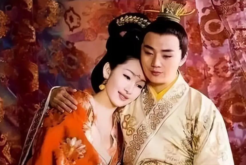 公元626年，李世民弹劾李建成和李元吉，与父亲的两位后妃有染。不久，李元吉一死，