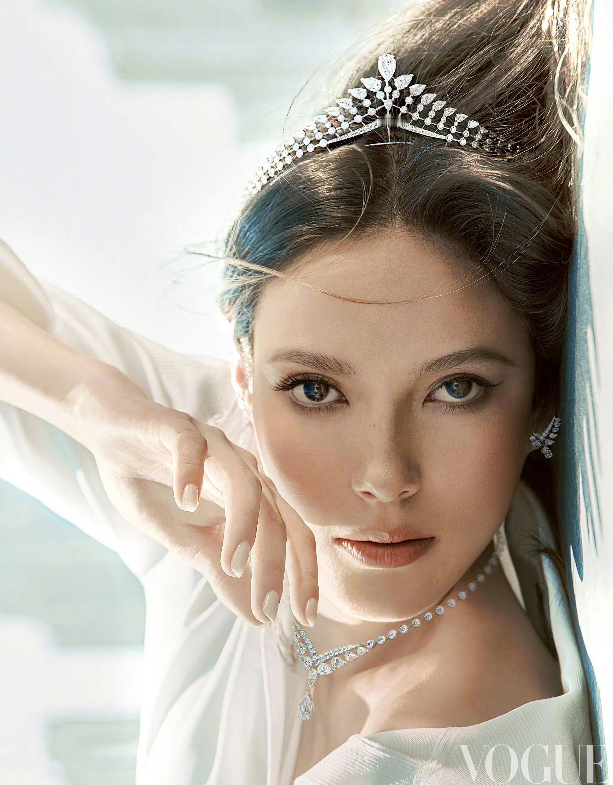 谷爱凌首登VOGUE谷爱凌封面佩戴Chaumet高级珠宝，首登VOGUE 中文版