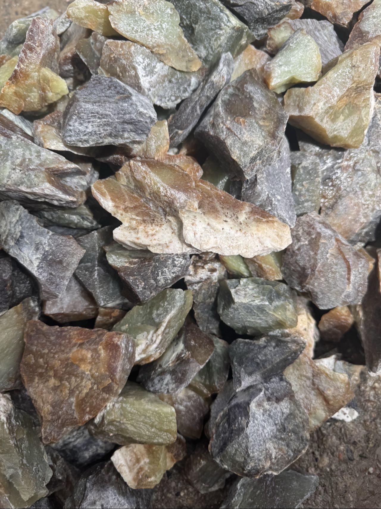 刚下山三色青黄口，糖红肉细！可做牌子镯子料通货出