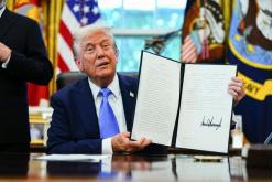 9月19日下午，特朗普在白宫南草坪签了一份公告：企业每给外籍员工新办一张H-1B
