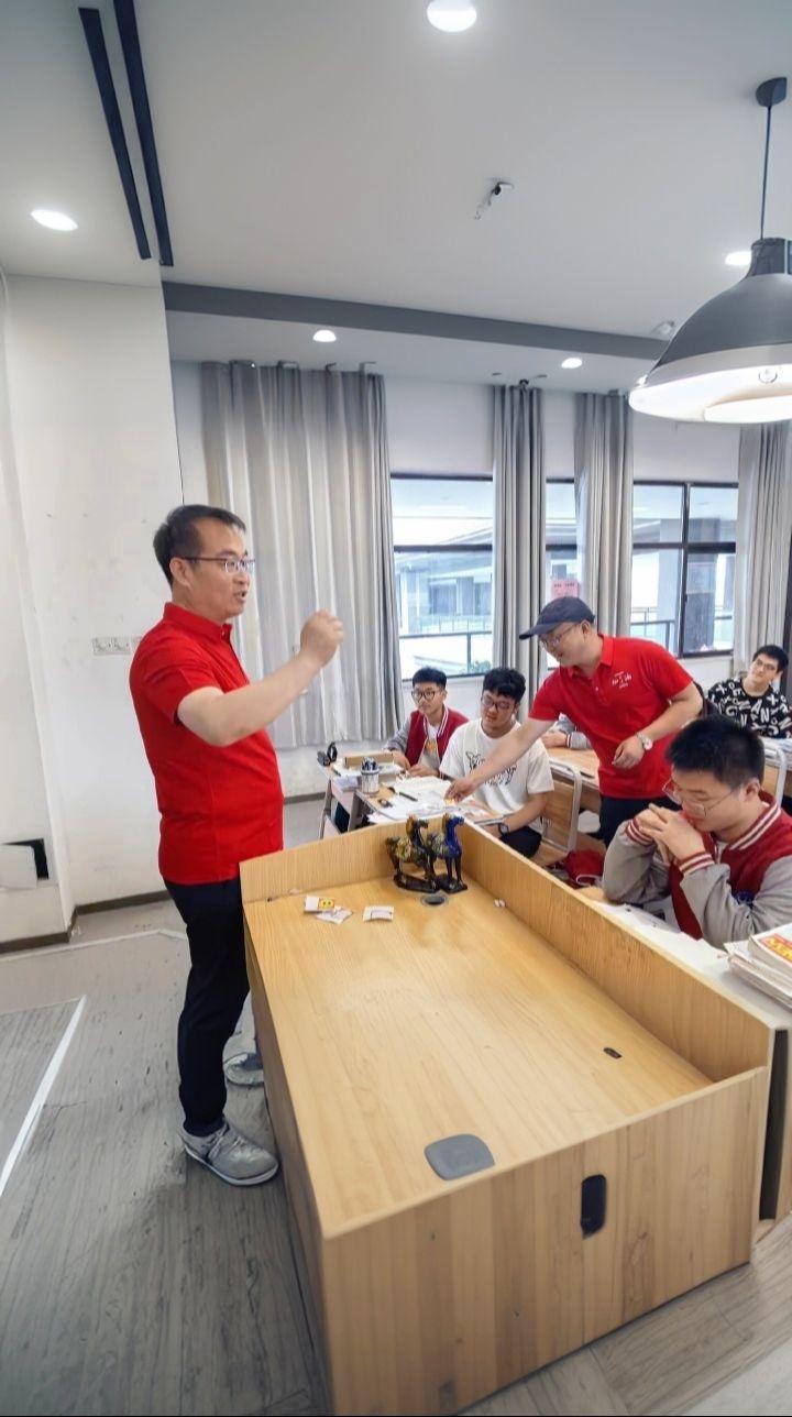 感谢各科老师及校领导高考期间对孩子们的陪伴，孩子进考场前你们冒着烈日给孩子加油鼓