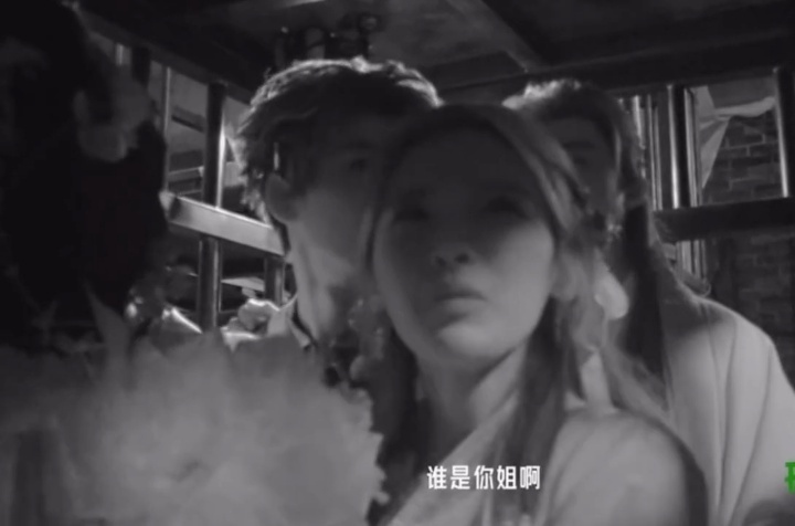杨超越谁是你姐杨超越我还小得很开始推理吧 黑暗中的“姐姐”声本来挺吓人的，但杨超