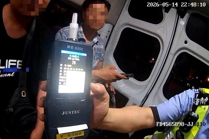 酒足饭饱后驾驶摩托车结伴回家，两男子酒驾双双被查！5月14日晚，济南市公安局交通