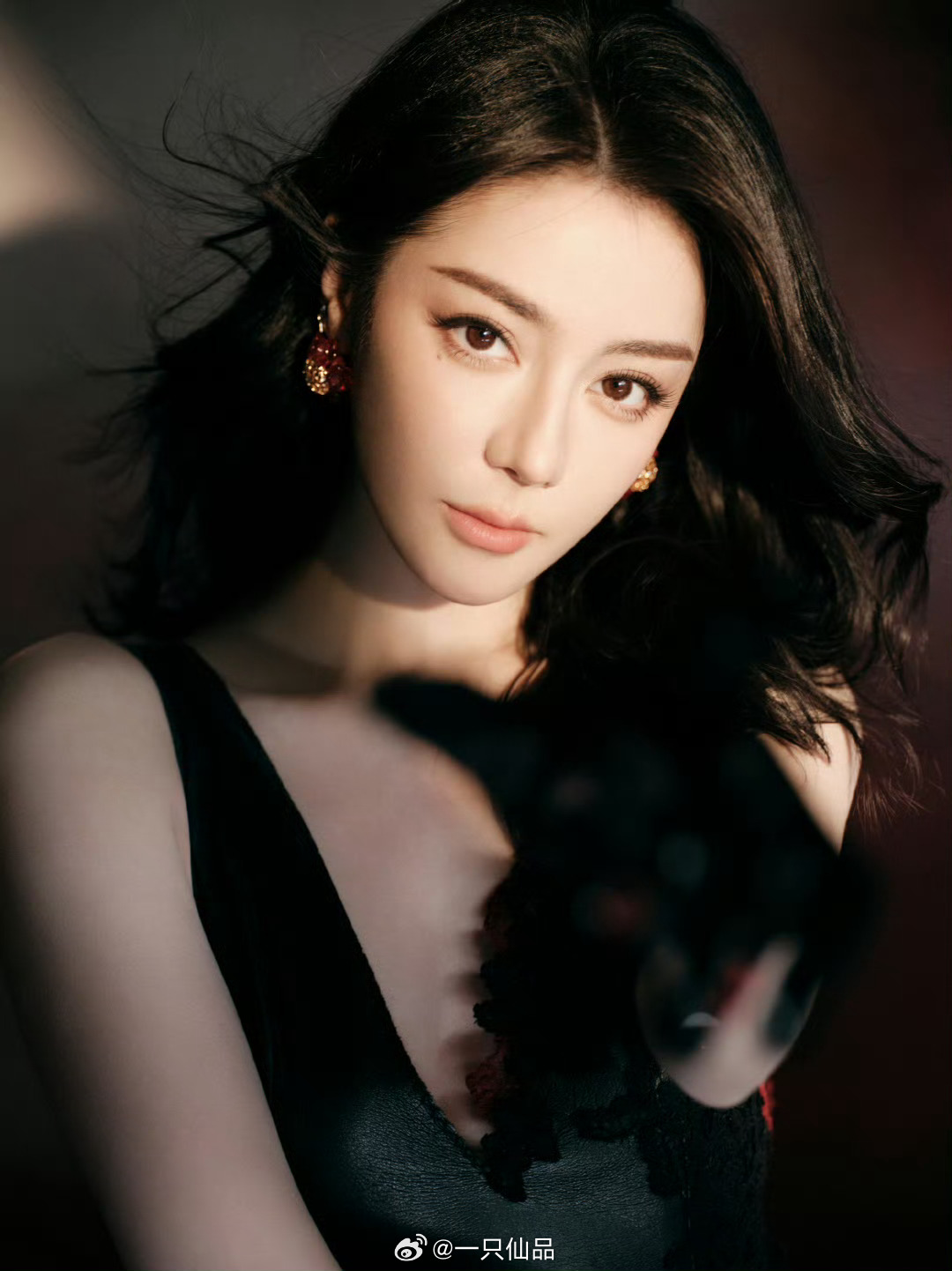 热巴美得太权威了，这个美神灵主妆让热巴的美貌在镜头下达到峰值，绝对是内娱妆造的教