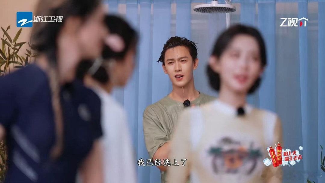 在跑男看到李昀锐冲澡了😜解锁李昀锐全新可爱瞬间，跑男现场大方洗漱，举止自在不拘