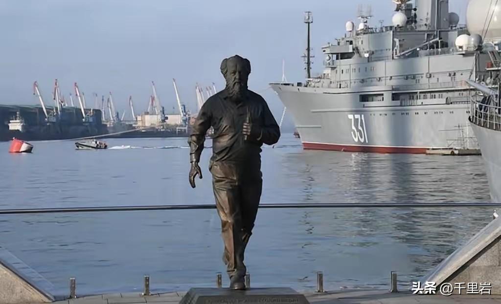 推翻苏联政权的头号吹鼓手，索尔仁尼琴的雕像被太平洋舰队从门口搬走了。
很多人光记